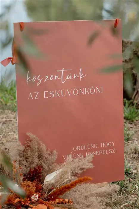 Köszöntőtábla szárazvirágokkal, tóparti háttérrel